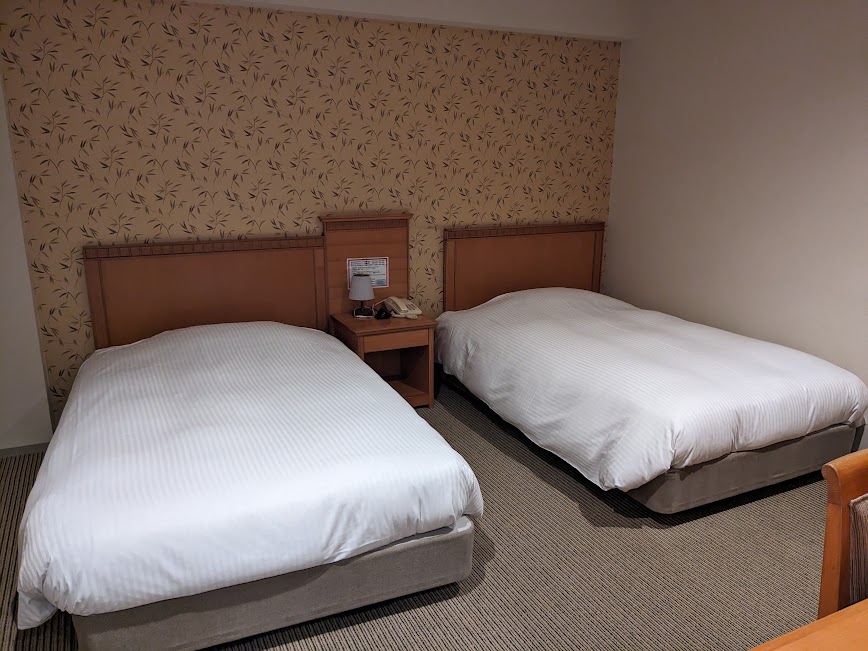 ホテル三日月
竜宮亭
デラックスルーム
寝室
セミダブル
宿泊記